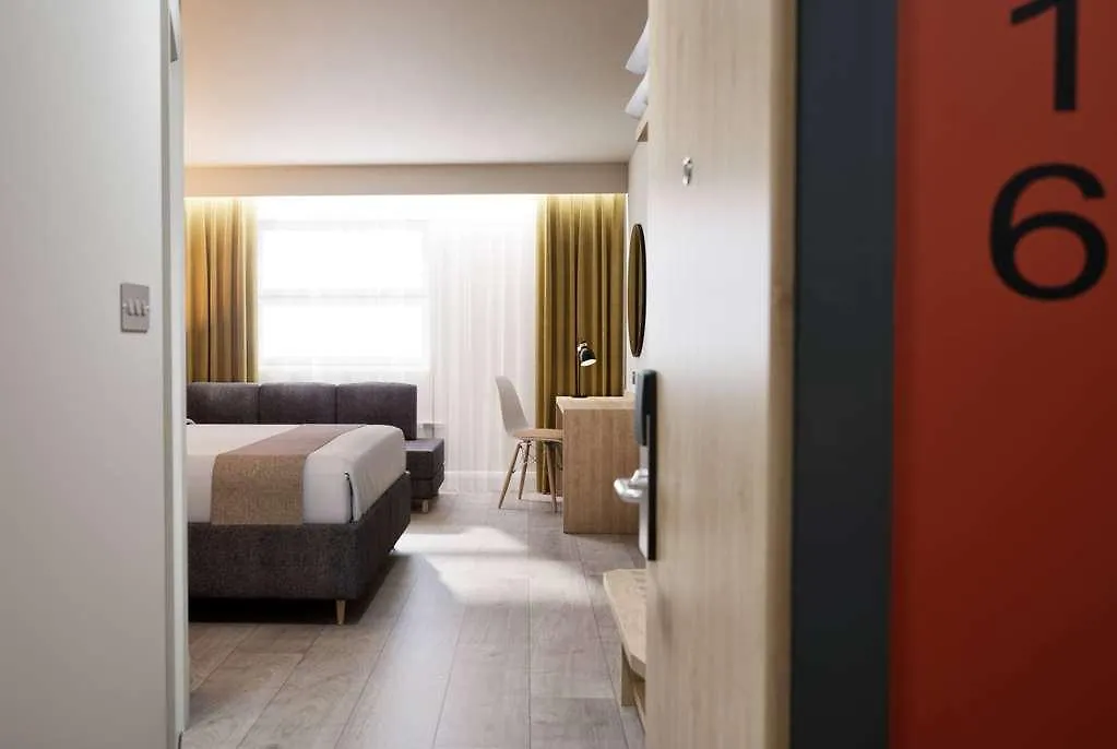 Super 8 Chester East Hotel